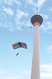 Afbeelding: B.A.S.E. vanaf Menara KL 2003