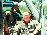 Afbeelding: Danny Glover en Gene Hackman tijdens de opnamen van Bat 21