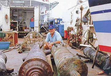 Afbeelding: Kapitein Mike Hatcher bij een Portugees en VOC kanon